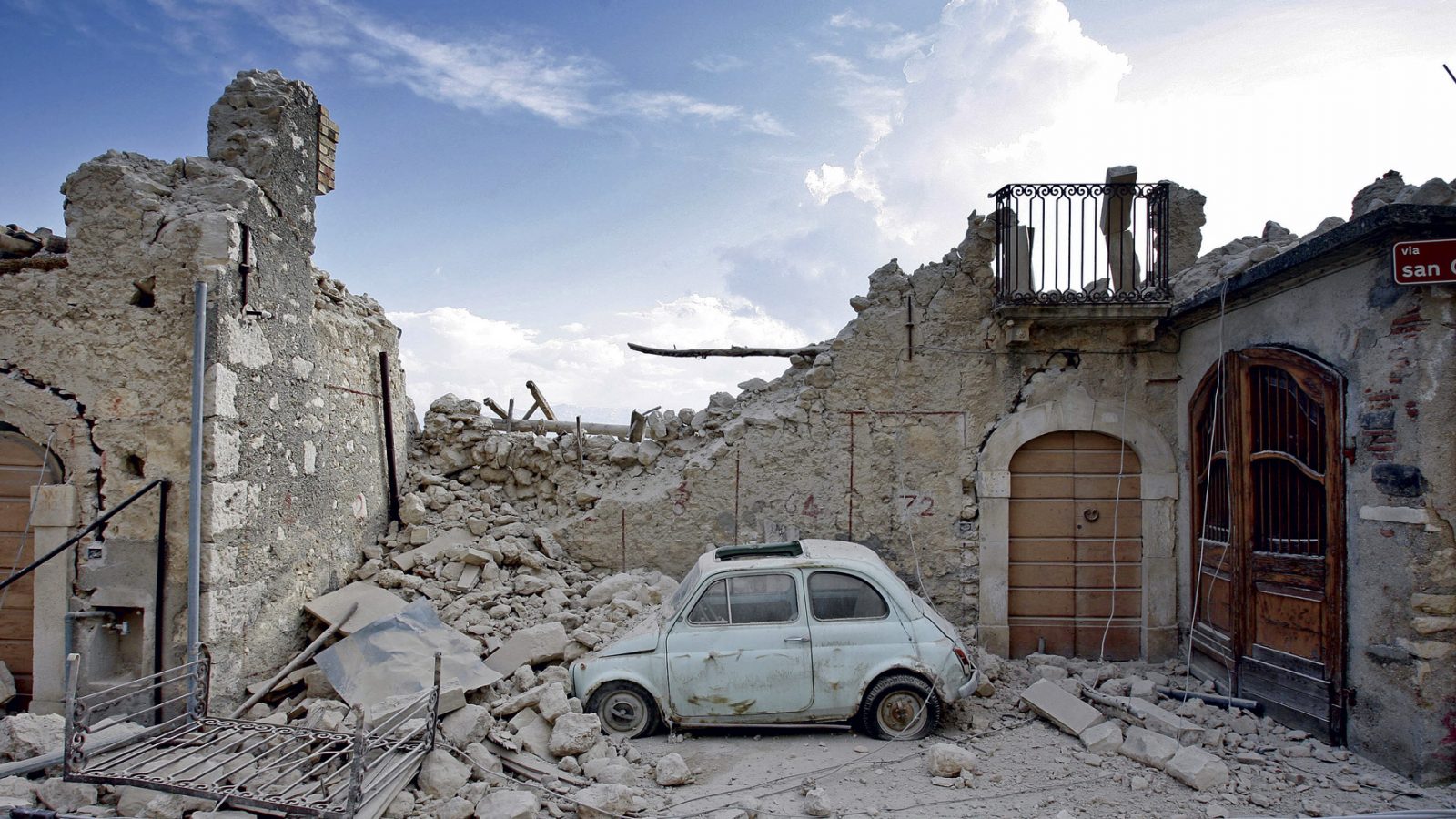 Un’immagine del terremoto che nel 2009 colpì L’Aquila, causando 309 vittime, 1.600 feriti e più di 10 miliardi di euro di danni stimati (fonte Ansa, La strada racconta, 2018)