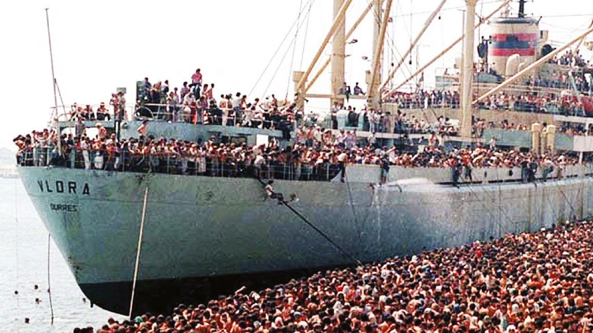 1991, porto di Bari: la nave Vlora arriva in Italia trasportando oltre 20 mila persone in fuga dall’Albania dopo la caduta della Repubblica Popolare Socialista (fonte: Ansa, La strada racconta, 2018 – foto: Luca Turi)