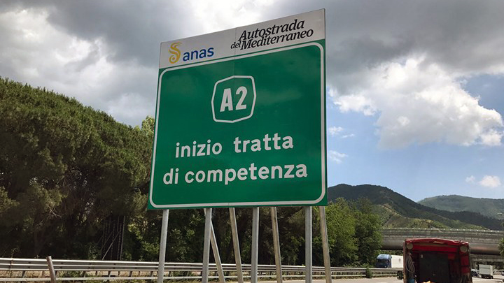 Autostrada del Mediterraneo, cartello di segnalazione inizio autostrada a Fisciano (Archivio storico Anas)