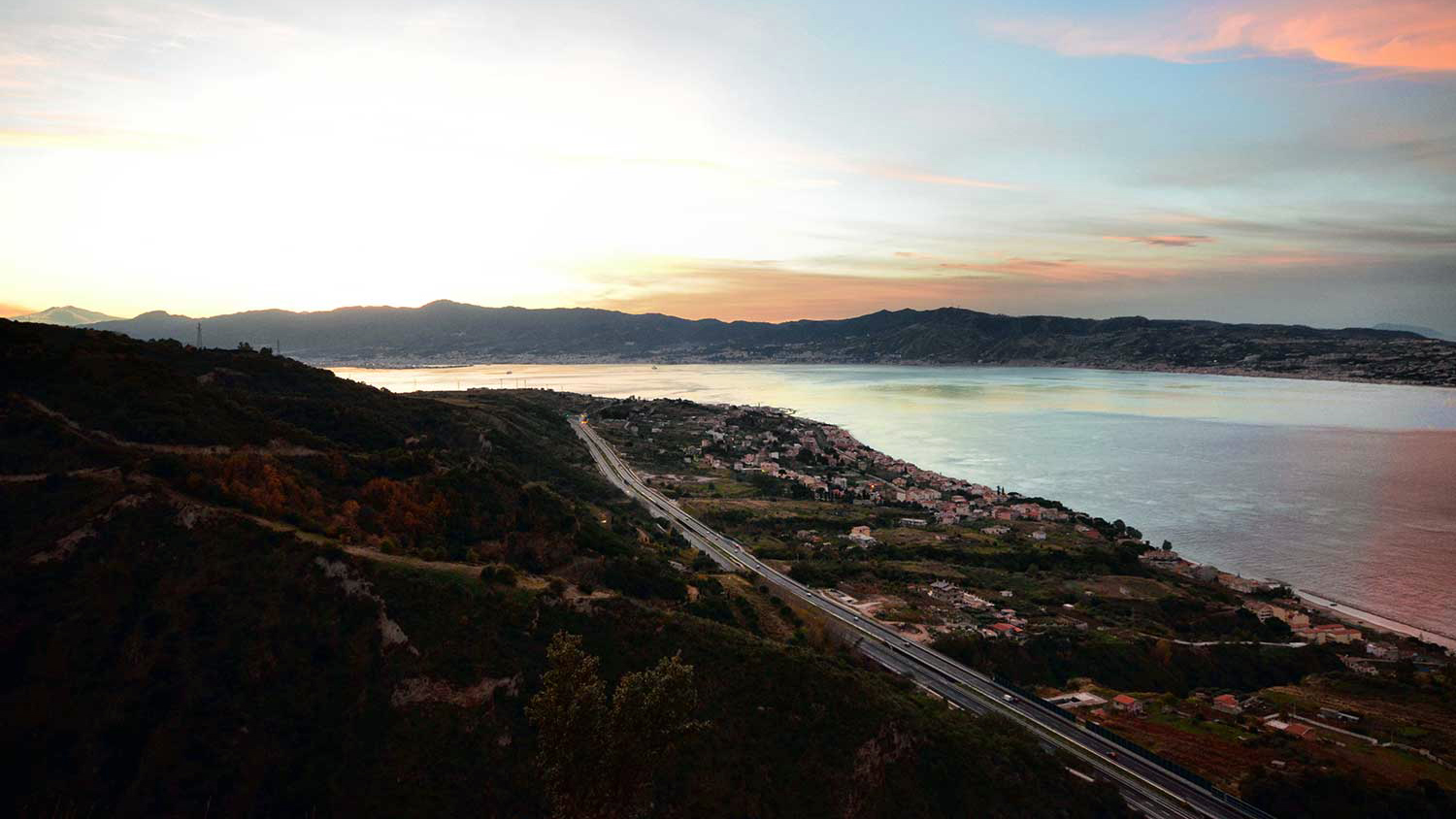 Panoramica dello Stretto di Messina (dal sito www.atuostradadelmediterraneo.it)