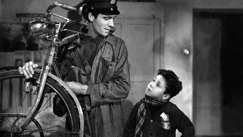 Una scena del film “Ladri di biciclette” di Vittorio De Sica (1948)
