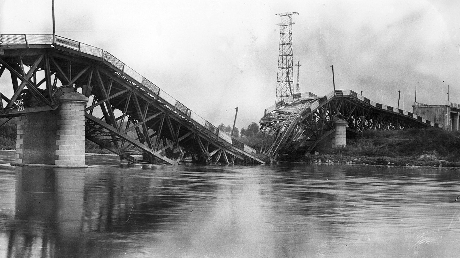  Strada statale 9 “Via Emilia”, il ponte sul Po distrutto durante la seconda guerra mondiale (Archivio storico Anas)