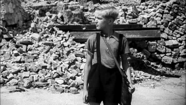Una scena del film “Germania anno zero” di Roberto Rossellini (1948)
