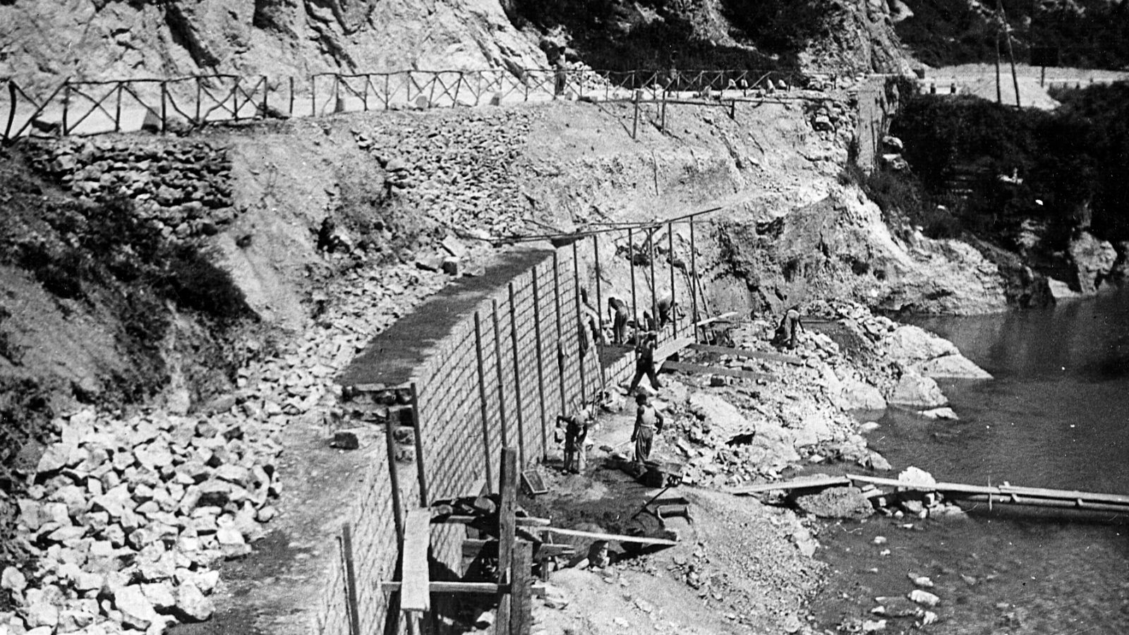 Marche, strada statale 3 “Via Flaminia”, costruzione muro di sostegno presso Cantiano, 1947 (Archivio storico Anas)
