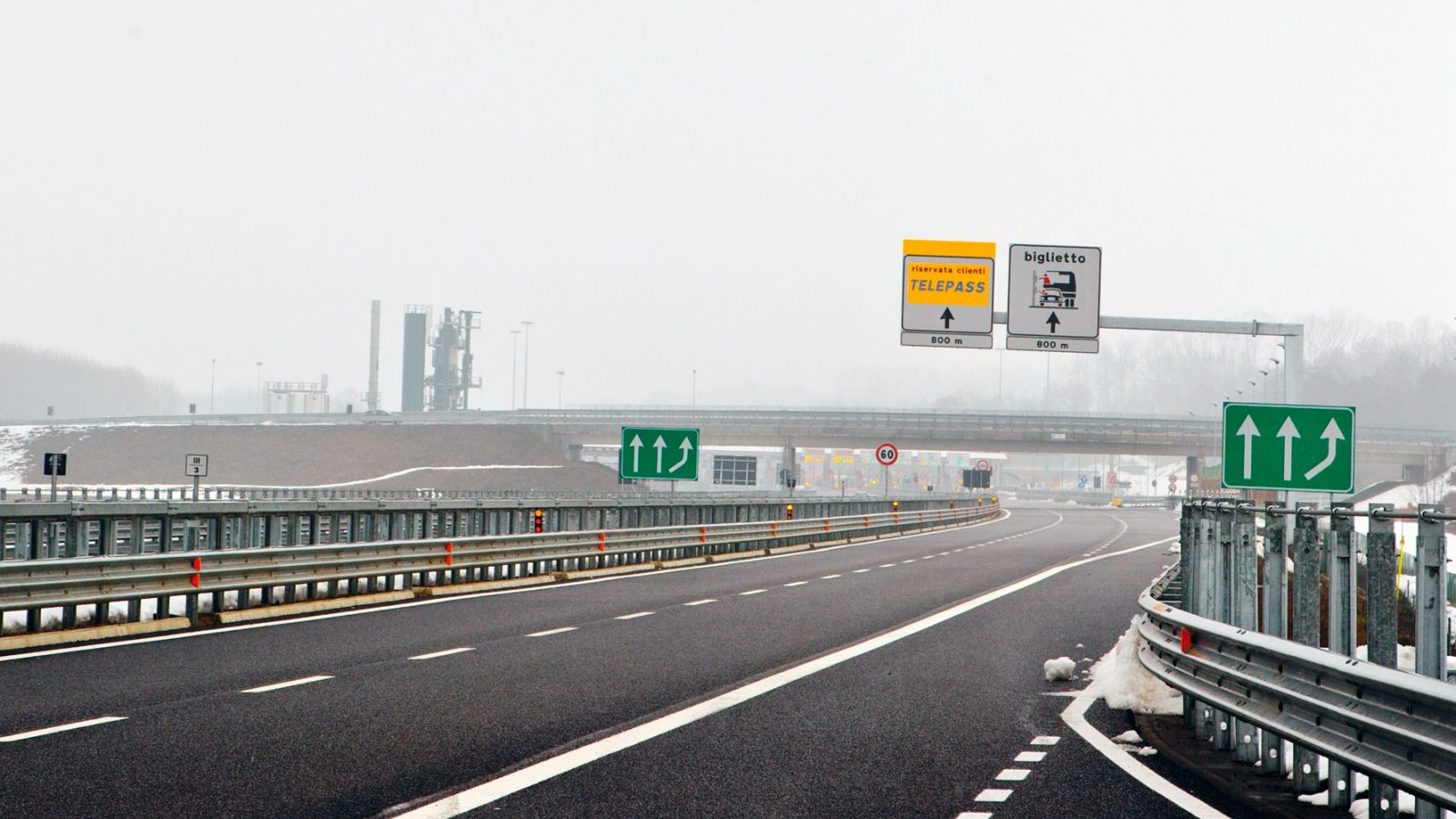 Cartello di preavviso della barriera autostradale e corsie riservate Telepass lungo l’autostrada Asti-Cuneo (Archivio storico Anas, 2012)