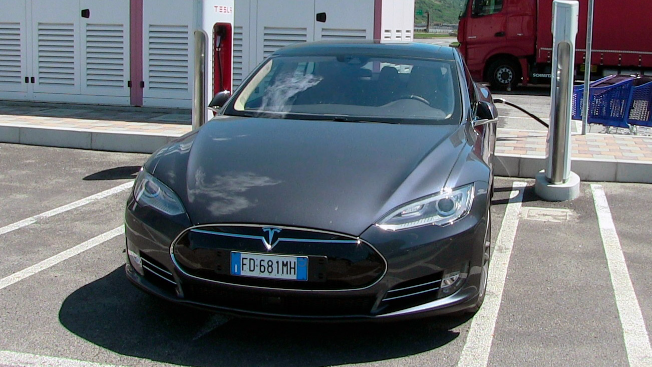 Auto Tesla durante la ricarica