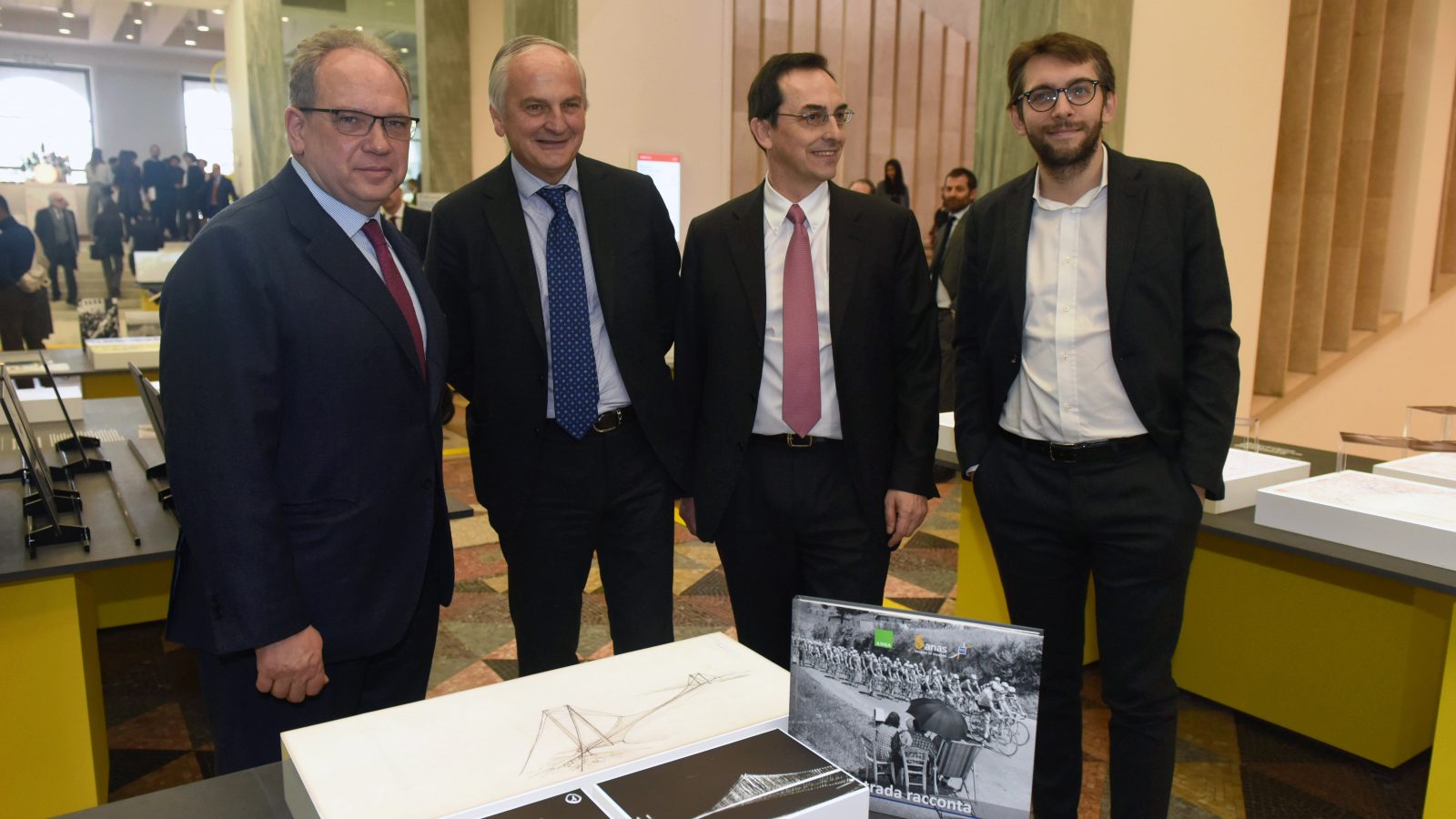 Ennio Cascetta e Gianni Vittorio Armani visitano la mostra “Mi ricordo la strada”, presso la Triennale di Milano (foto: Imagoeconomica)