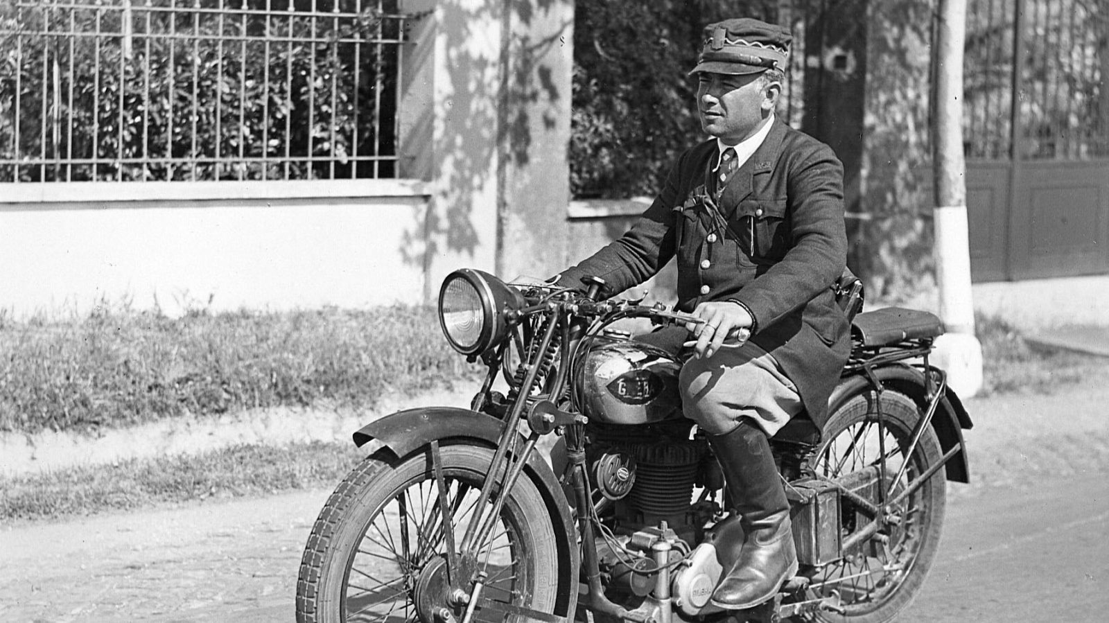Capo cantoniere in moto, anni ‘30 (Archivio storico Anas)