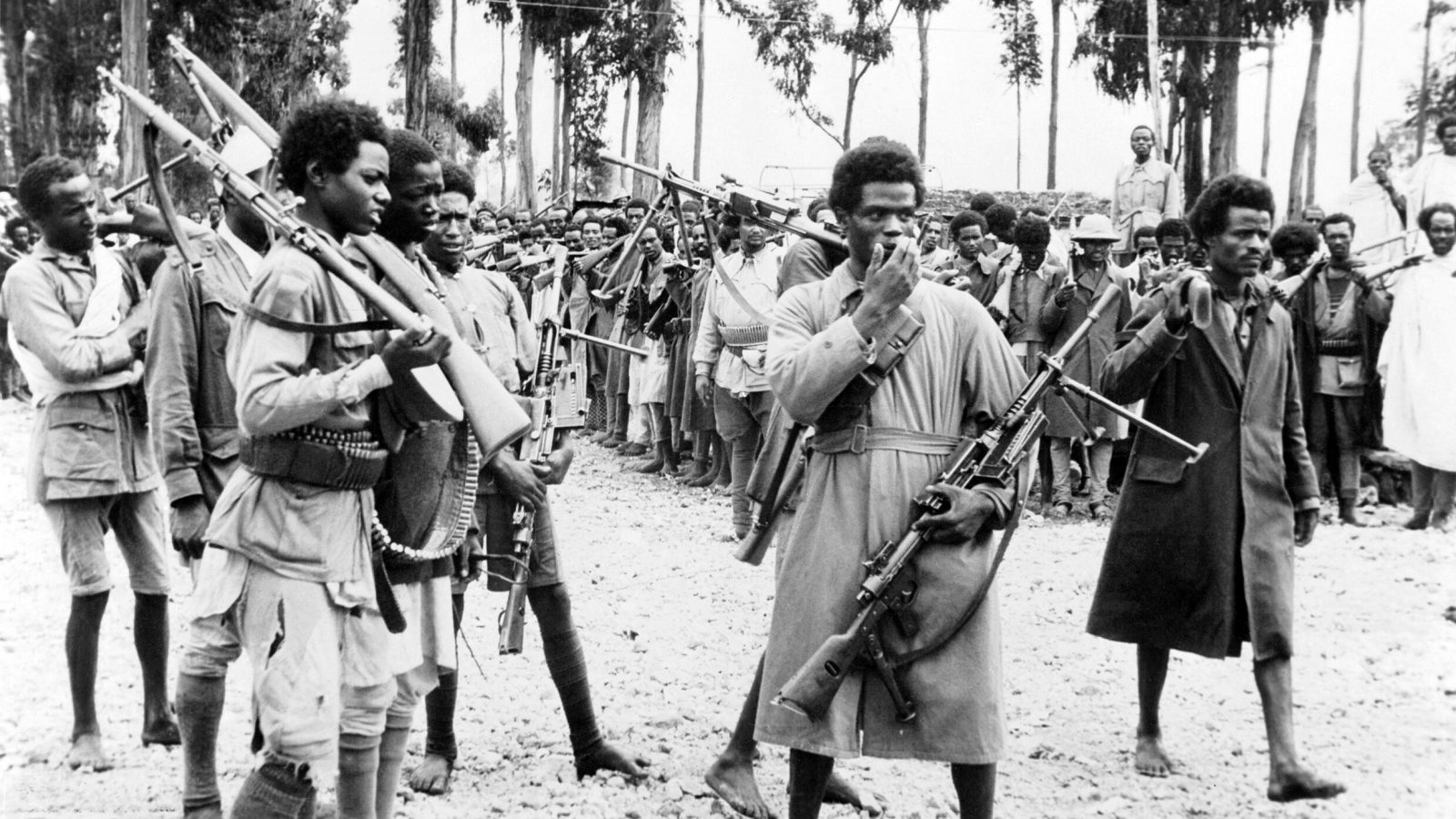 Soldati etiopi ad Addis Abeba ascoltano il proclama che annuncia il ritorno nella capitale dell'imperatore, maggio 1941
