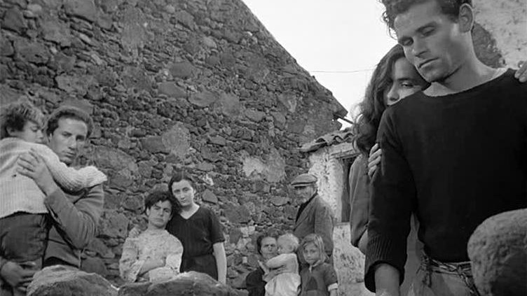 Una scena del film “La terra trema” di Luchino Visconti (1948)