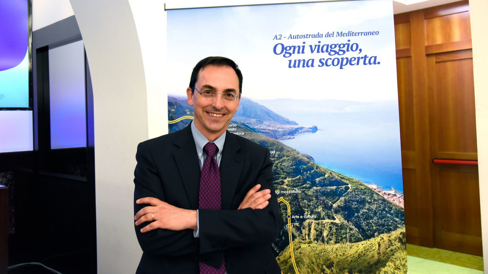 Gianni Vittorio Armani durante la presentazione della campagna #OgniViaggioUnaScoperta (Archivio storico Anas)