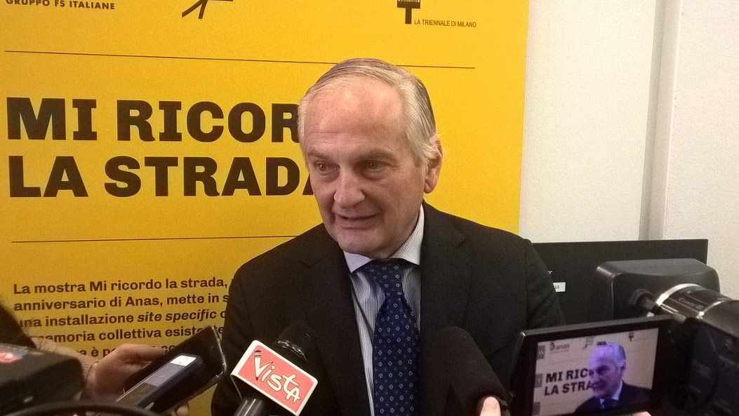 Ennio Cascetta intervistato durante la presentazione della mostra “Mi ricordo la strada”, presso la Triennale di Milano (Archivio storico Anas)