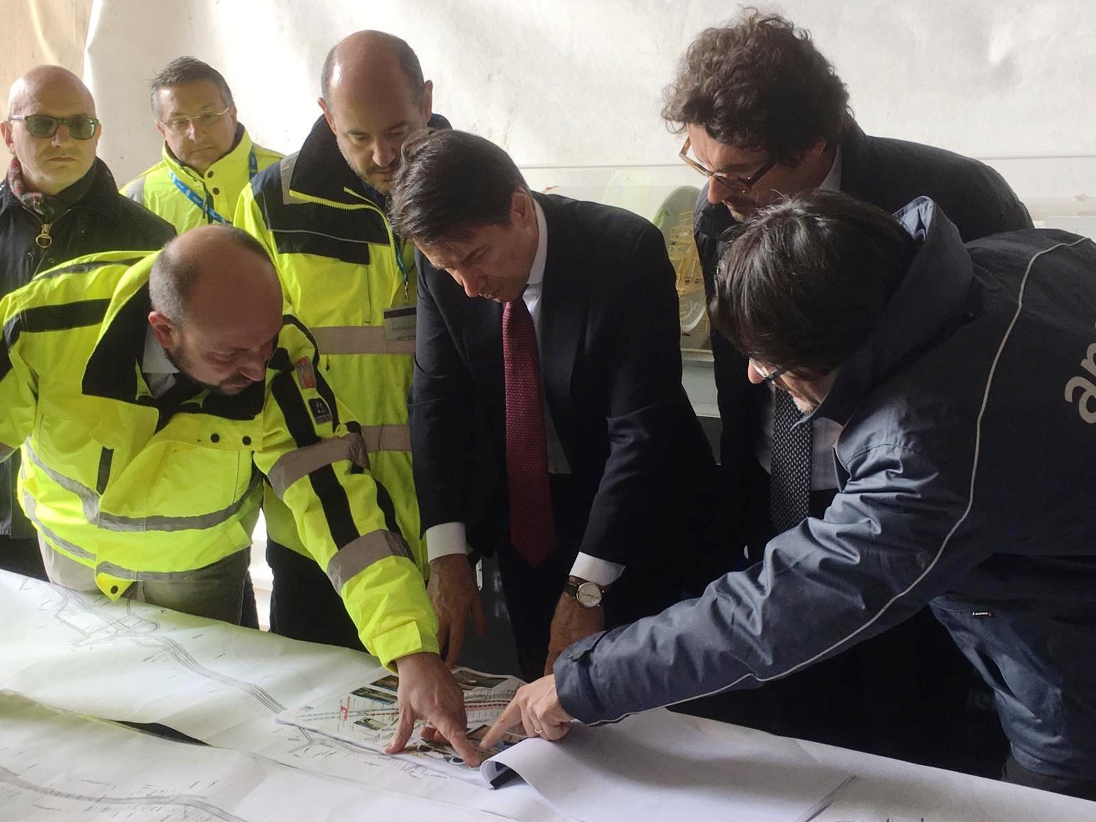 Il presidente del Consiglio Giuseppe Conte e il ministro Danilo Toninelli in sopralluogo sui cantieri Anas in Sicilia (Archivio Anas, marzo 2019)