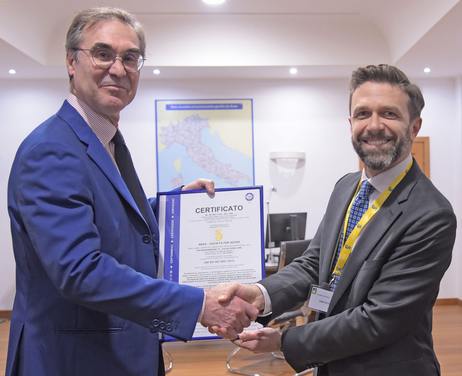 L’ad Massimo Simonini riceve per Anas la certificazione Uni En Iso 9001:2015 rilasciata da TÜV Italia (Archivio Anas, marzo 2019)