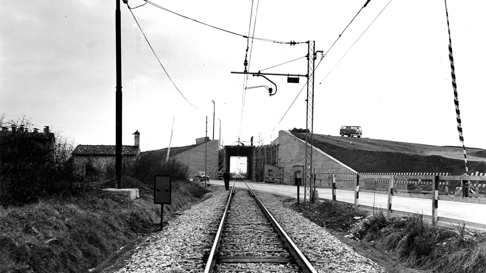 Umbria, strada statale 75 “Centrale Umbra”, cavalcavia sulla ferrovia Foligno-Perugia, 1964 (Archivio storico Anas)