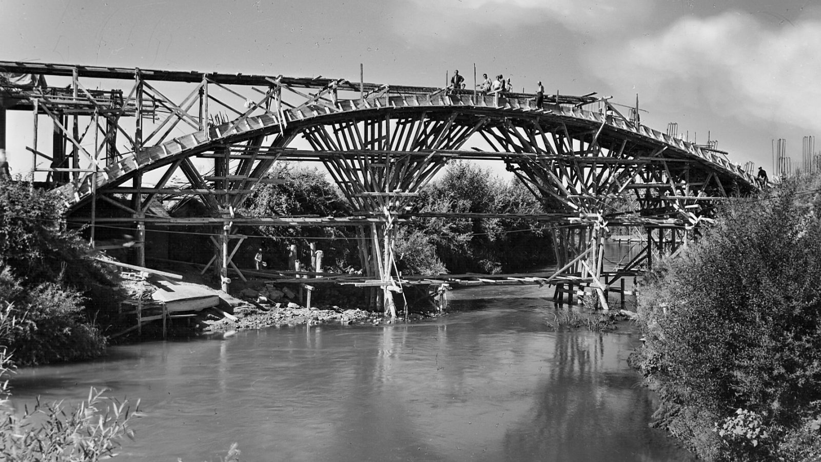 Grande Raccordo Anulare di Roma, costruzione ponte obliquo sul fiume Aniene, 1954 (Archivio storico Anas)