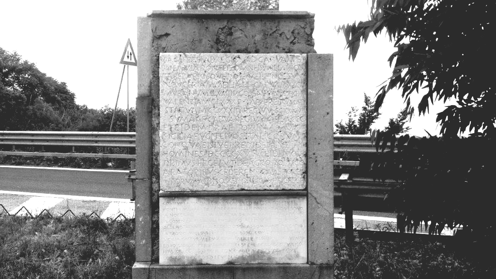 La targa in marmo scoperta dal presidente del consiglio Amintore Fanfani all’avvio dei lavori della A3 (Archivio storico Anas)