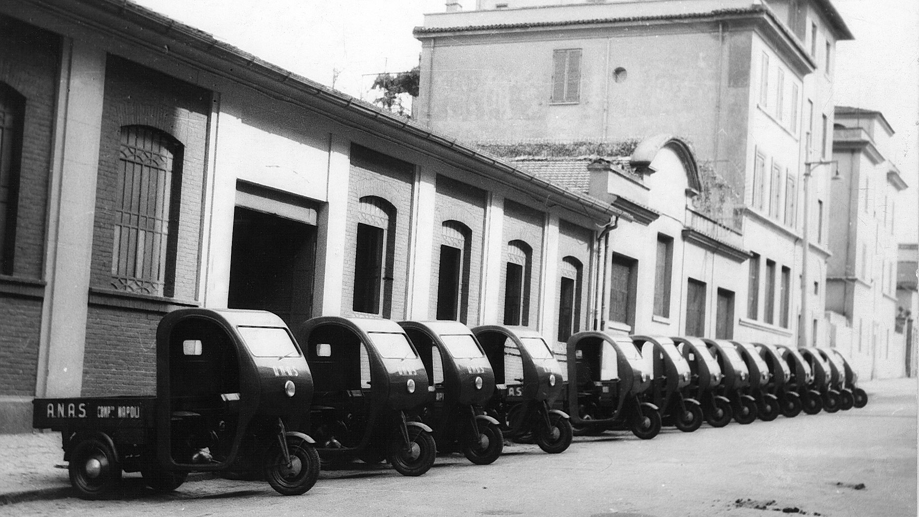 Anas, compartimento di Napoli: motofurgoncini acquistati per la motorizzazione del servizio manutentorio, 1946 (Archivio storico Anas)